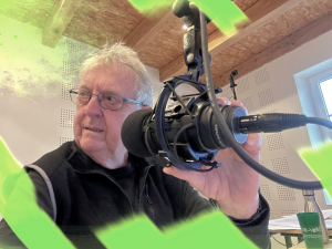 aj radio.jpg (108 KB)